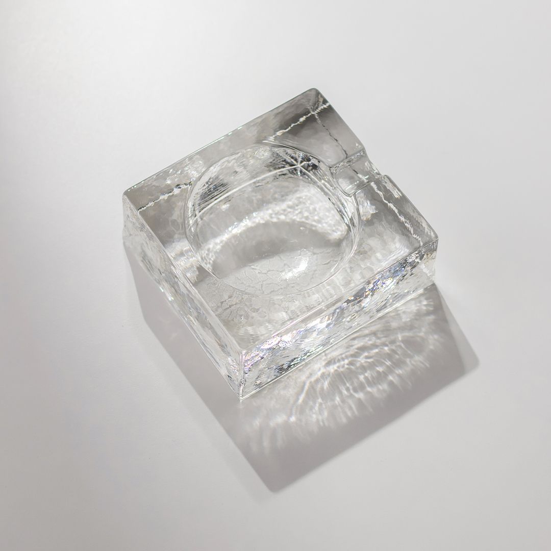Quadratischer Aschenbecher aus Eisglas von oben fotografiert