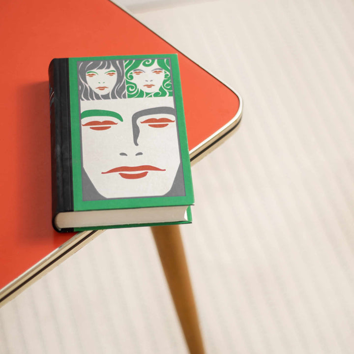 Roter Beistelltisch, Detailansicht mit Buch