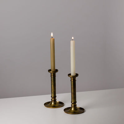 Biedermeier Kerzenständer Paar mit brennenden Kerzen