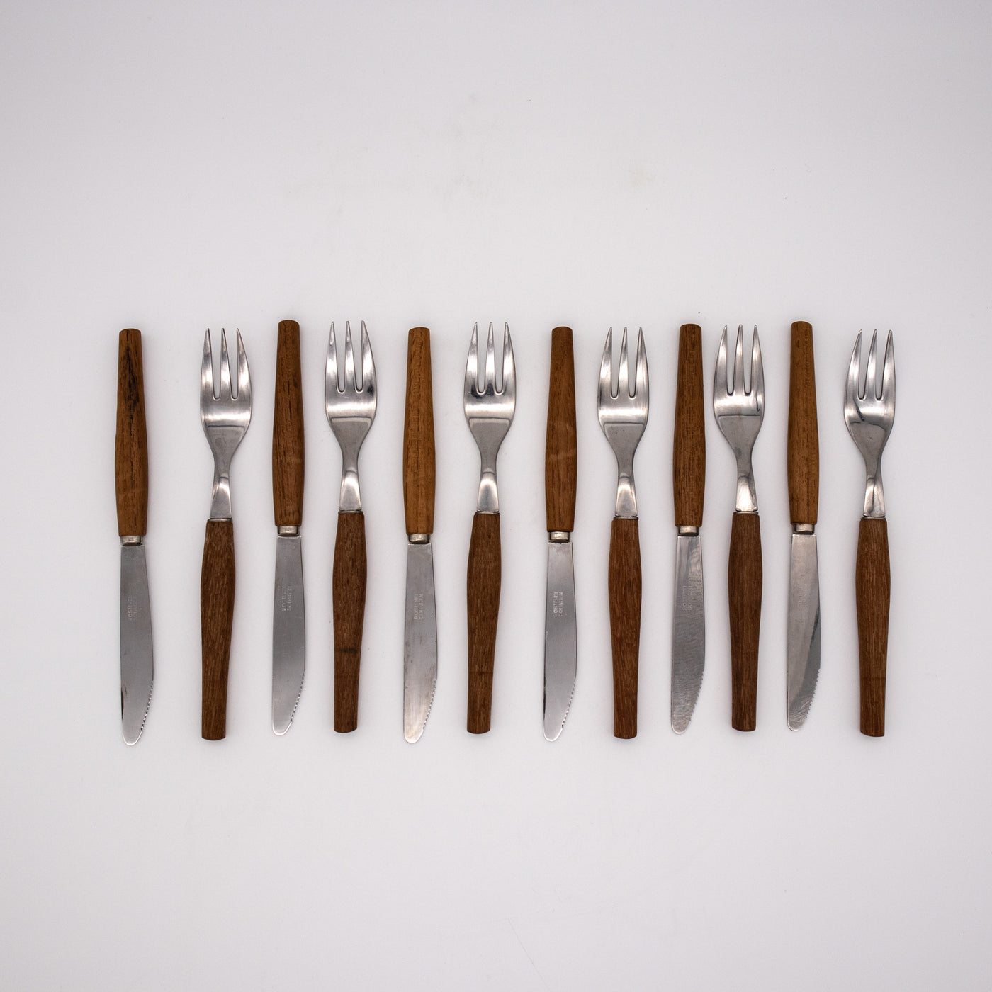 Besteck Set mit Teakholzgriffen, Vorderseite