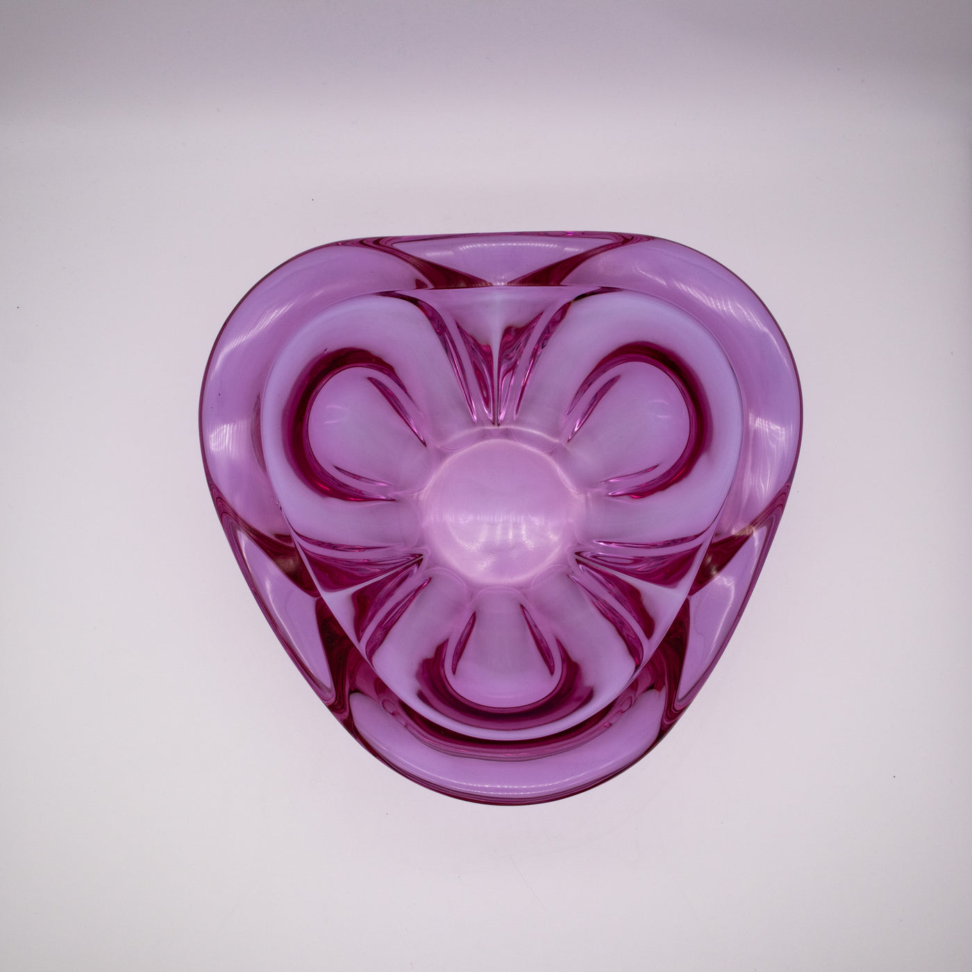 Glasschale lila von oben fotografiert