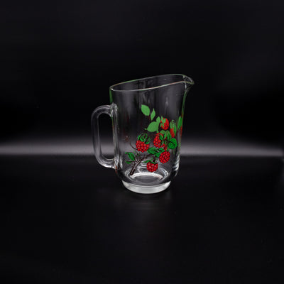 Saftkrug mit Himbeeren, Seitenansicht links