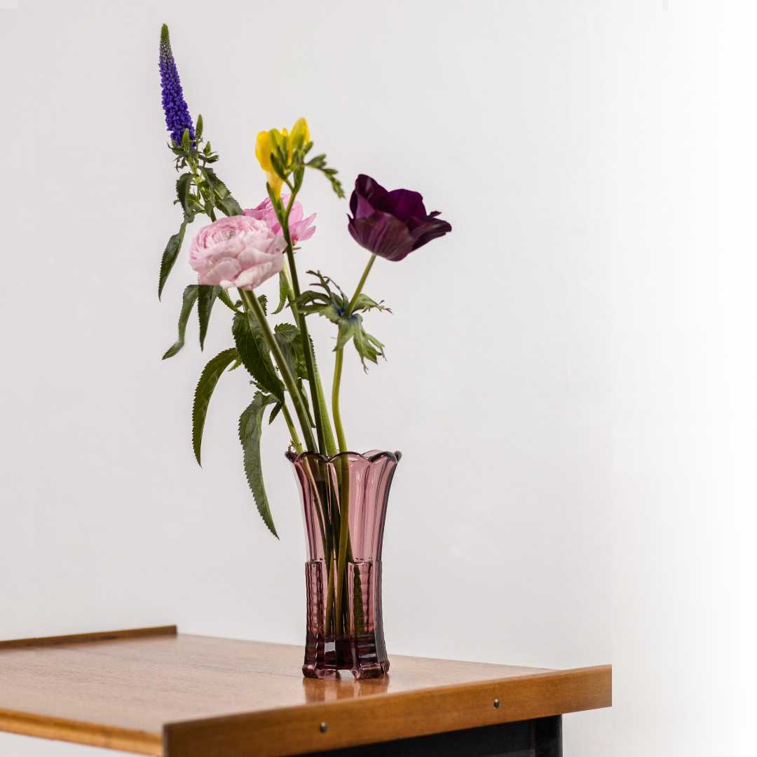 Violette Art Déco Vase, Vorderseite mit Blumen auf Tisch