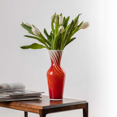 Vase aus Empoli, Vorderseite mit Blumen auf Tisch