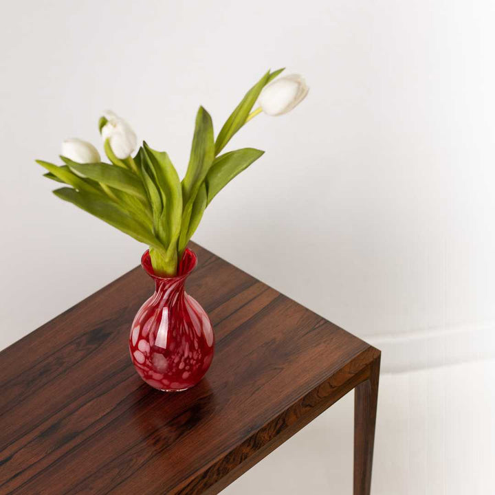 Marmorierte Vase, Vorderseite mit Blumen auf Tisch