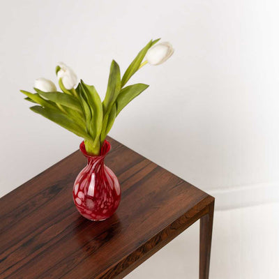 Marmorierte Vase, Vorderseite mit Blumen auf Tisch