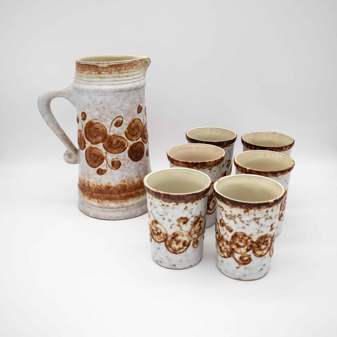 Strehla Keramik Trinkset, nebeneinander stehend