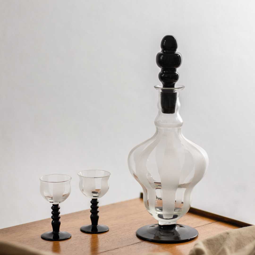 Art Déco Likörset auf Tisch