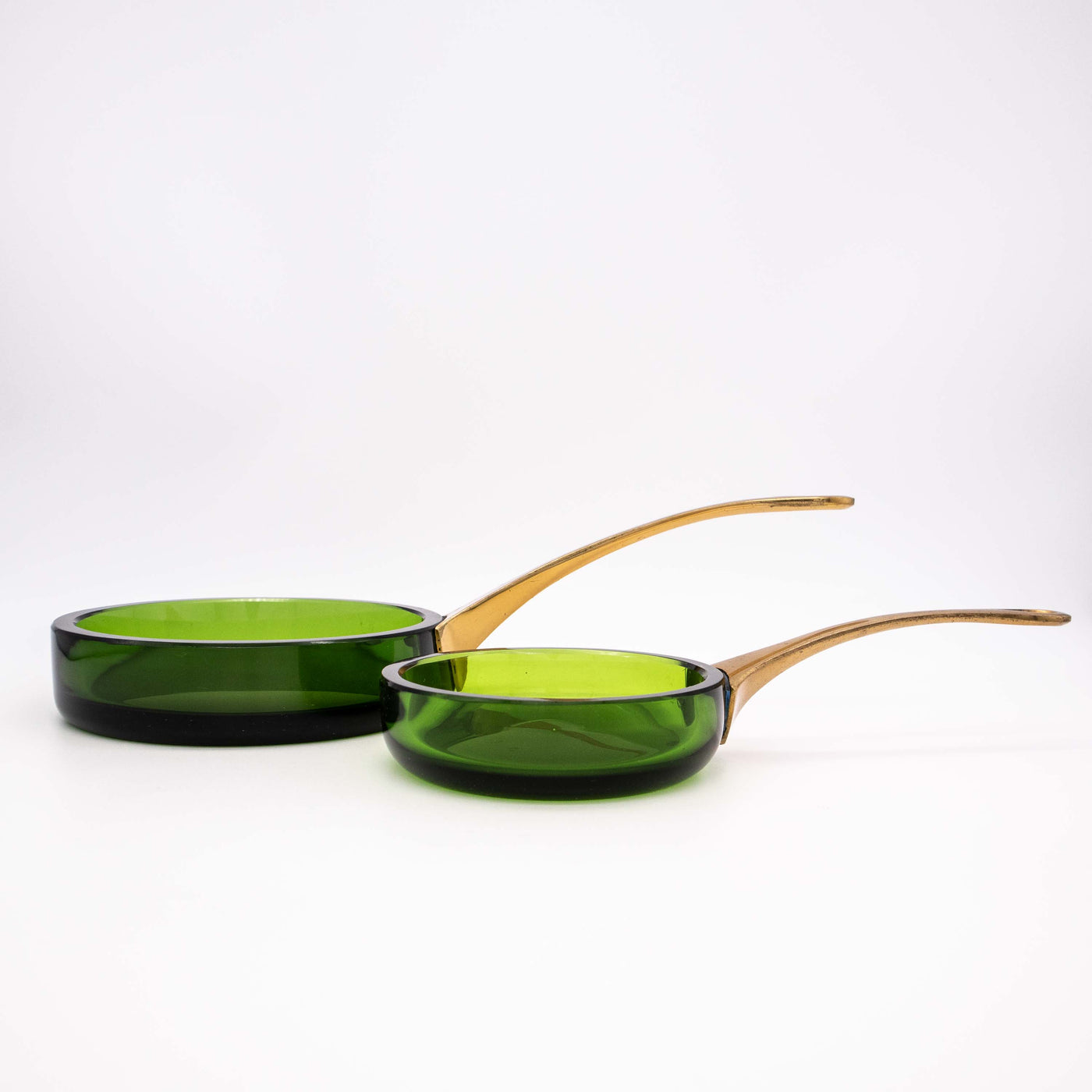 Glasschalen in Pfannenform mit Messinggriff, Seitenansicht links