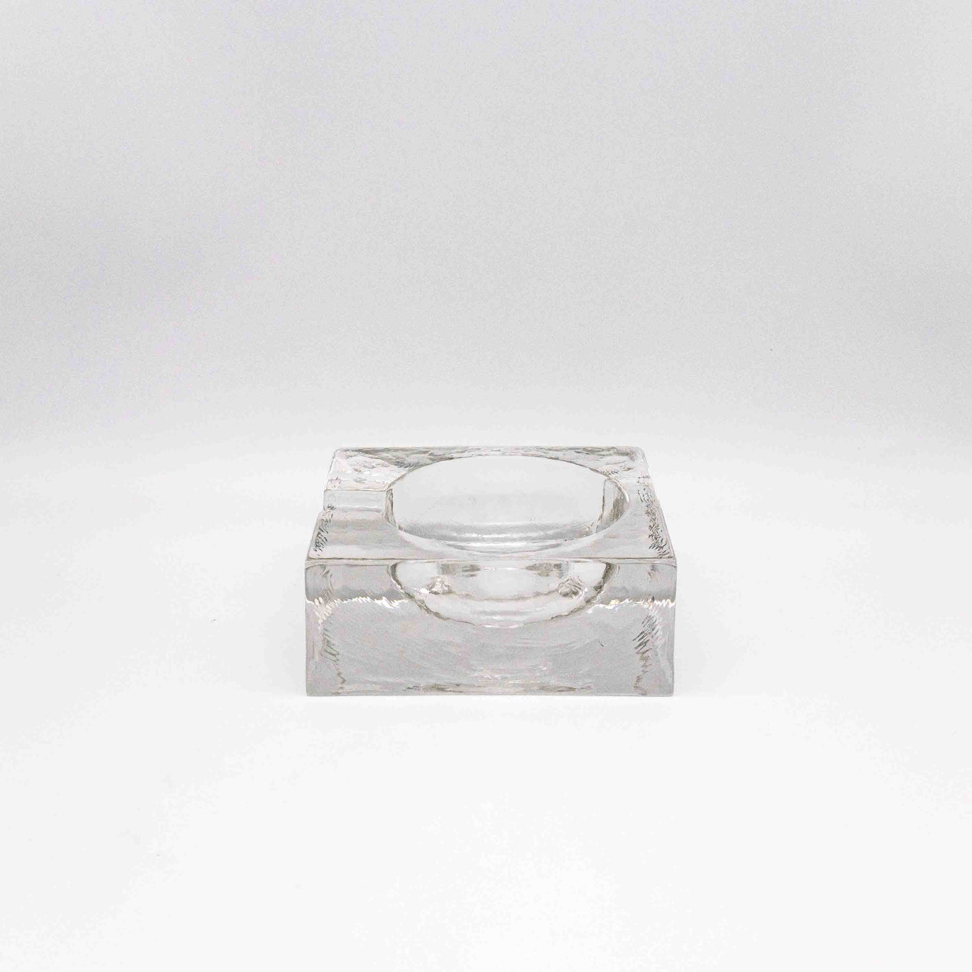 Quadratischer Aschenbecher aus Eisglas, Seitenansicht rechts