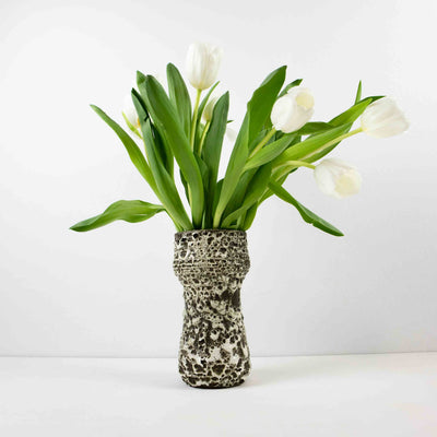 Fat Lava Vase mit Blumen