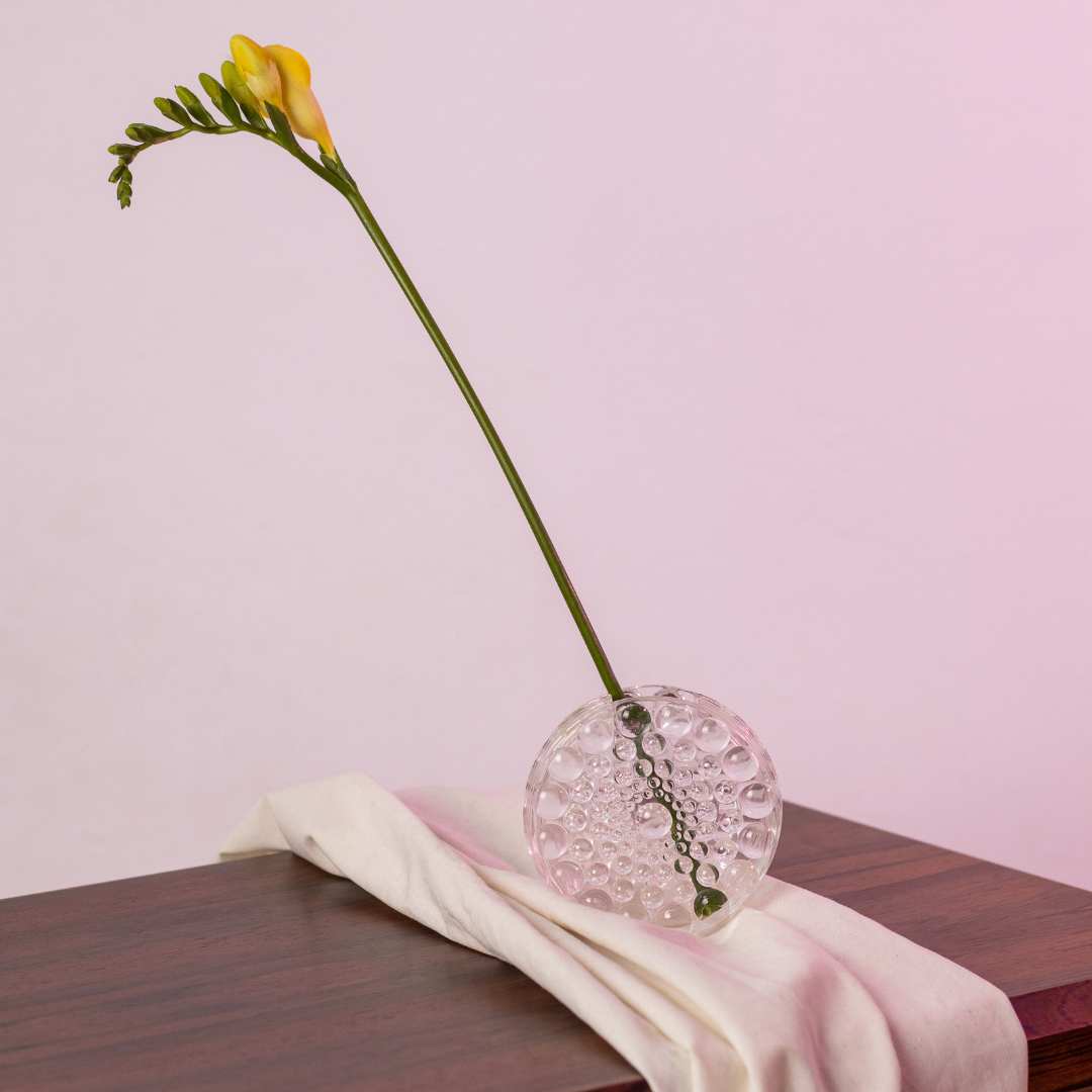 Op-Art Vase mit Blume auf Tischerl