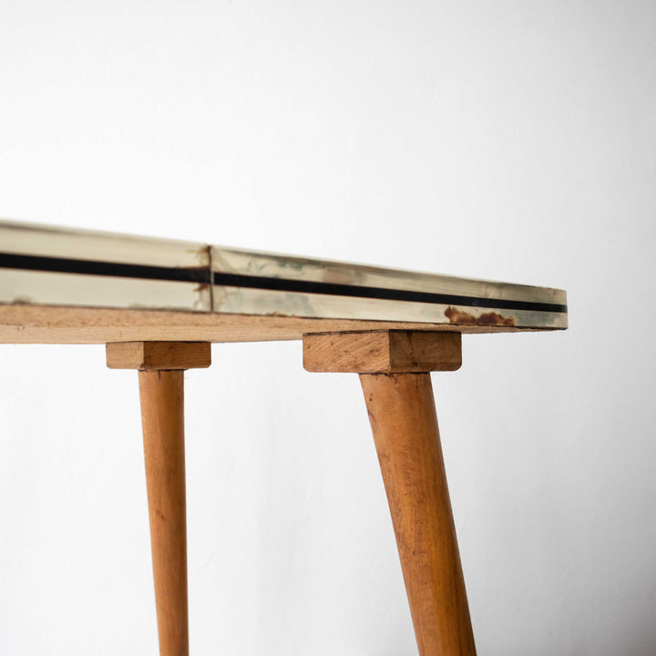 Roter Beistelltisch, Detailansicht Band