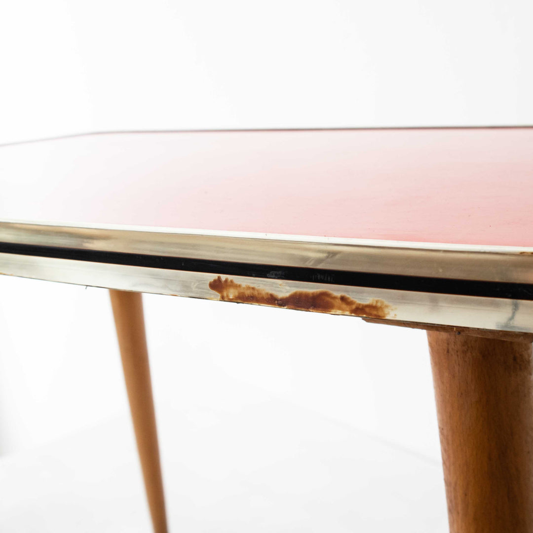 Roter Beistelltisch, Detailansicht Fleck