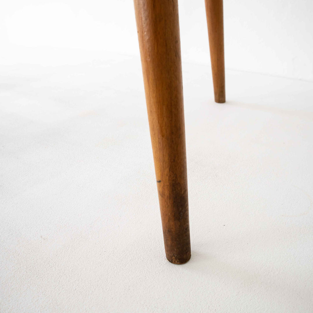 Roter Beistelltisch, Detailansicht Fuß