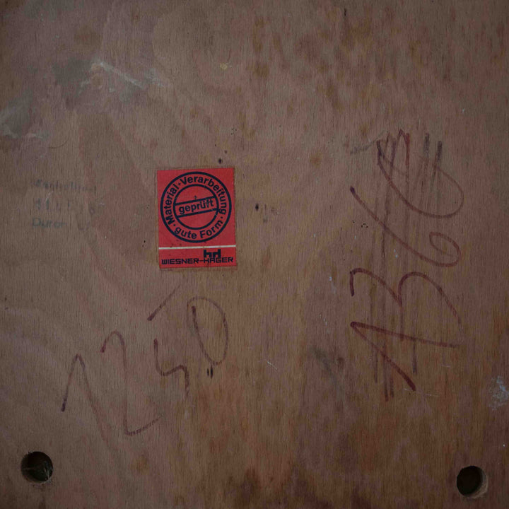 Sesselpaar von Wolfgang Haipl, Detailansicht Label